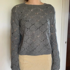 Grå stickat tröja  - Grå stickat tröja 