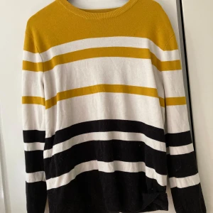 Randig tröja - Randig tröja i storlek xl. Väldigt mjuk, hel och ren. 