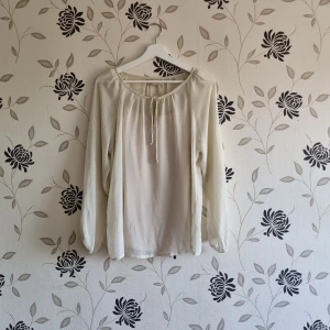 Isay blus och linne, Strl: S - Isay blus i storlek small med "inbyggt" linne som går att ta loss. Style "Birgitta blouse". Fint skick!