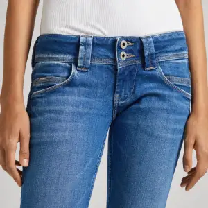 Väldigt långmidjade jeans med straight fit och mycket bekväma. Original pris 1189kr