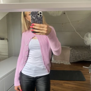 Fin Zara kofta - Fin rosa kofta med pärlknappar, säljes då den inte kommer till användning.😇💕