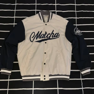 Baseball jacket - Hej! Säljer en baseball jacket från Matcha Story. Storlek är XXL men sitter som L/XL. Skick 9/10