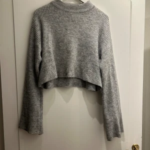 Grå stickad - Jätte fin och mysig grå kroppad stickad tröja med vida armar från Hm, använd flertal gånger men fortfarande i bra skick