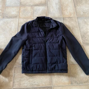 Cardigan  - Det är en riktigt fin cardigan jag använt ett fåtal gånger, köpt för 599kr och den är som ny! 