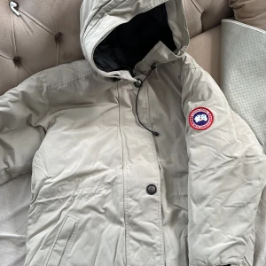 Materialen e så perfekt, jätte varm och skön, inga skador  - Storleken är M, skick 9/10  bästa kvalitet en orginal canada goose, den e helt ny  använt bara 1 gång , inga Skador 