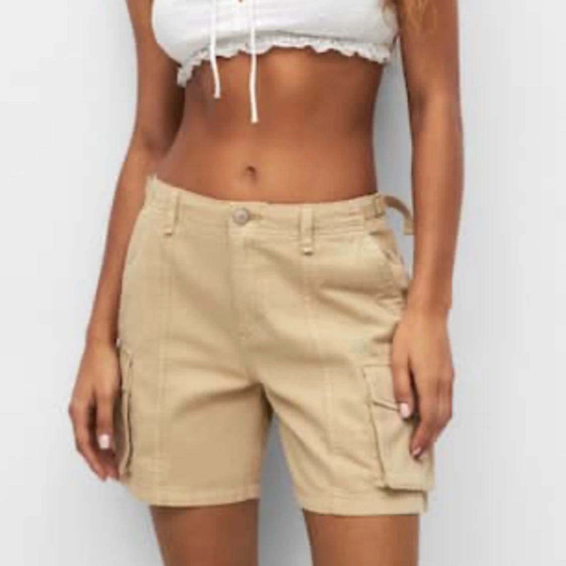 Beige cargo shorts från Pull&Bear  - 3