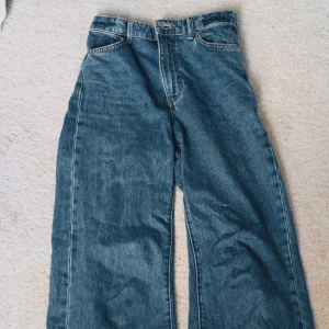 Baggy jeans  - Skitsnygga baggy jeans me highwaist. Storlek 36. Välanvända men i bra skick 