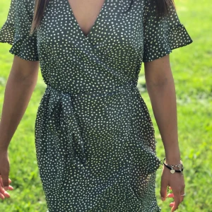 Intressekoll  - Klänning från vero Moda Fint skick, tror inte den säljs mer! Använd 1-2 ggr Vid frågor hör av er! Skriv även vad ni hade kunna betala för den💋