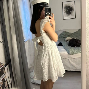 Studentklänning  - Säljer min studentklänning, passar till fest såsom vardag! Älskar denna klänning men har för många vita nu!