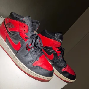 Jordan 1 Mid Chicago Banned 2020  - storlek 46, bra skick. lite slitna vid kanterna. nypriss 2800kr