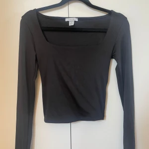 Svart långärmad tröja - Svart långärmad tröja med square neckline 