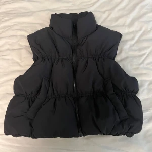 HM väst - En cropped väst från hm som inte har använts.