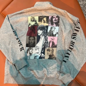 Taylor Swift Eras Tour Merch - Köpt i maj men fortfarande i nyskick. 🫶🏼Storlek S men är oversized så skulle lätt passa M också. Priset är inte inklusive frakt, buda i kommentarerna med minst 20kr höjning. Budgivning avslutas den 25 juli klockan 12:00.💗🪩