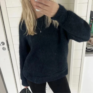 stickad tröja - säljer min jättefina stickade tröja från by malene birger i en mörkblå färg🩷jag säljer den då jag tycker att den är lite för stor på mig som är 158🫶i fint skick och storlek S! lånade bilder! skriv för egna🩷pris är diskuterbart vid snabb affär!
