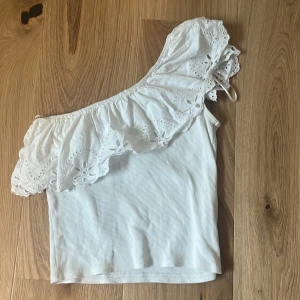 Zara topp❤️ - En super fin topp från zara som tyvärr blivit för liten och ser exakt ut som vanligt inga skador eller något🤗