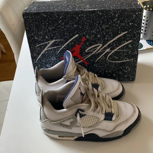 Jordan 4 midnight navy - Jordan 4 midnight navy i ganska bra skick. Nypris ligger på 4500-5000kr. Skorna är köpta på merch Sweden och kvitto finns.