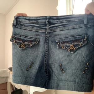 Low waist jeans kjol - Säljer denna jeanskjol som jag har sytt själv, den är värkligen jätte fin och skön under sommaren. Kontakta gärna ifall du har några frågor ❤️