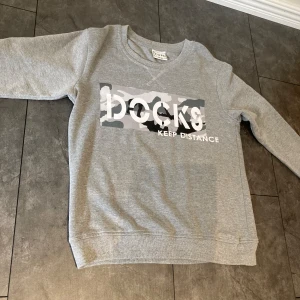 Långärmad tröja - Långärmad tröja med tryck (DOCKS Keep distance), stl 158/164. Fint skick, mycket sparsamt använd.