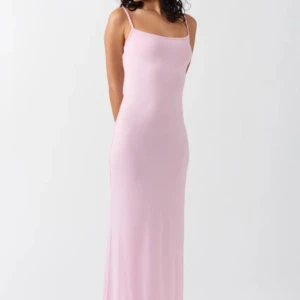 Rosa maxi dress - Superfin och skön långklänning från Gina tricot och deras kollektion soft touch. Säljer då den tyvärr inte kommit till användning, nyskick💞