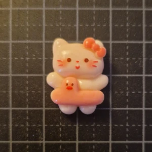 Sanrio resin akryl - Hello Kitty - Super söt Hello Kitty akryl. Kan användas för dekoration för phone case, ring m.m! | ca 2.5cm