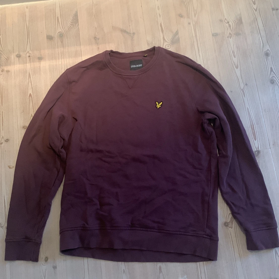 Mörklila tröja från Lyle & Scott