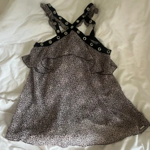 Topp - Supersöt med leopard mönster och snygga detaljer❣️