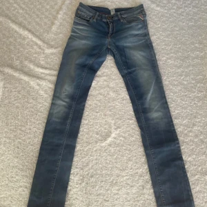 Replay jeans - Tja, säljer nu dessa replay jeans, storlek 26/28. Tror det är slim fit  Är dock inte säker. 