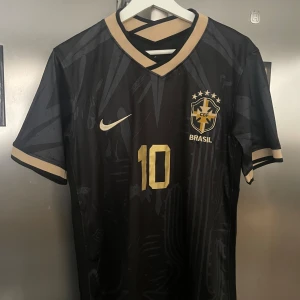 Neymar jr tröja - Skitsnygg Brasilien tröja som är i storlek S.Aldrig använd då den är för stor för mig.
