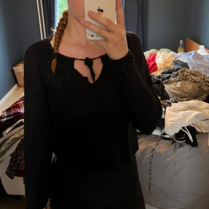 Långärmad tröja  - Svart tunn långärmad.  Från Sense Woman i storlek S.  Använd fåtal gånger så i utmärkt skick. 