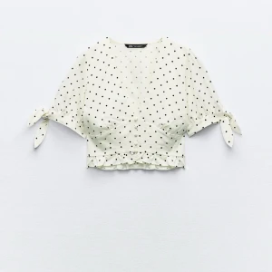 Prickig zara topp - Snyggaste prickiga toppen från zara! Väldigt eftertraktad och slutsåld i nästan alla storlekar. Helt ny med prislapp kvar