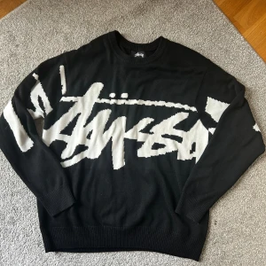 STUSSY STICKAT TRÖJA  - Bra skick!! Köpte från vintage! Storlek XL
