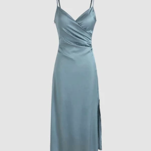 Balklänning/avslutnings klänning 👗  - Aldrig använd, prislappen sitter kvar. Lite gråare i verkligheten💘