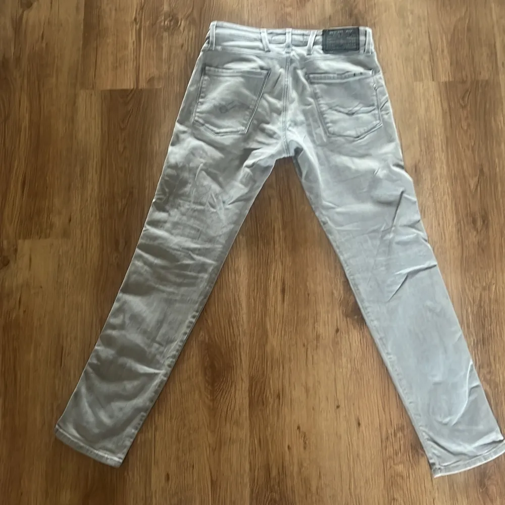 Hej! Säljer nu mina replay anbass jeans då jag växt ur dem. Jeansen är modell slim fit med storleken 29/30.   Hör av er vid frågor eller funderingar  MVH Alfred . Jeans & Byxor.