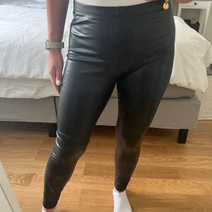 Legging h&m leather look läder  - Leather look legging jätte fint kvalitet men tyvärr för stor testad 1 gång 