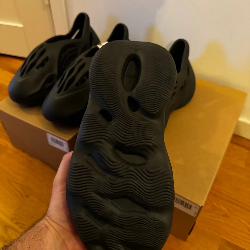 Oanvända yeezy foam RNR onyx i storlek 44,5. . Skor.