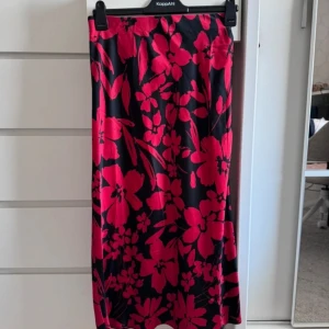 Röd/svart kjol - ASOS - Storlek M - Superfin kjol från ASOS i storlek 38. Enbart provad. Jag är 153cm. Slutsåld. Nypris: 399kr.