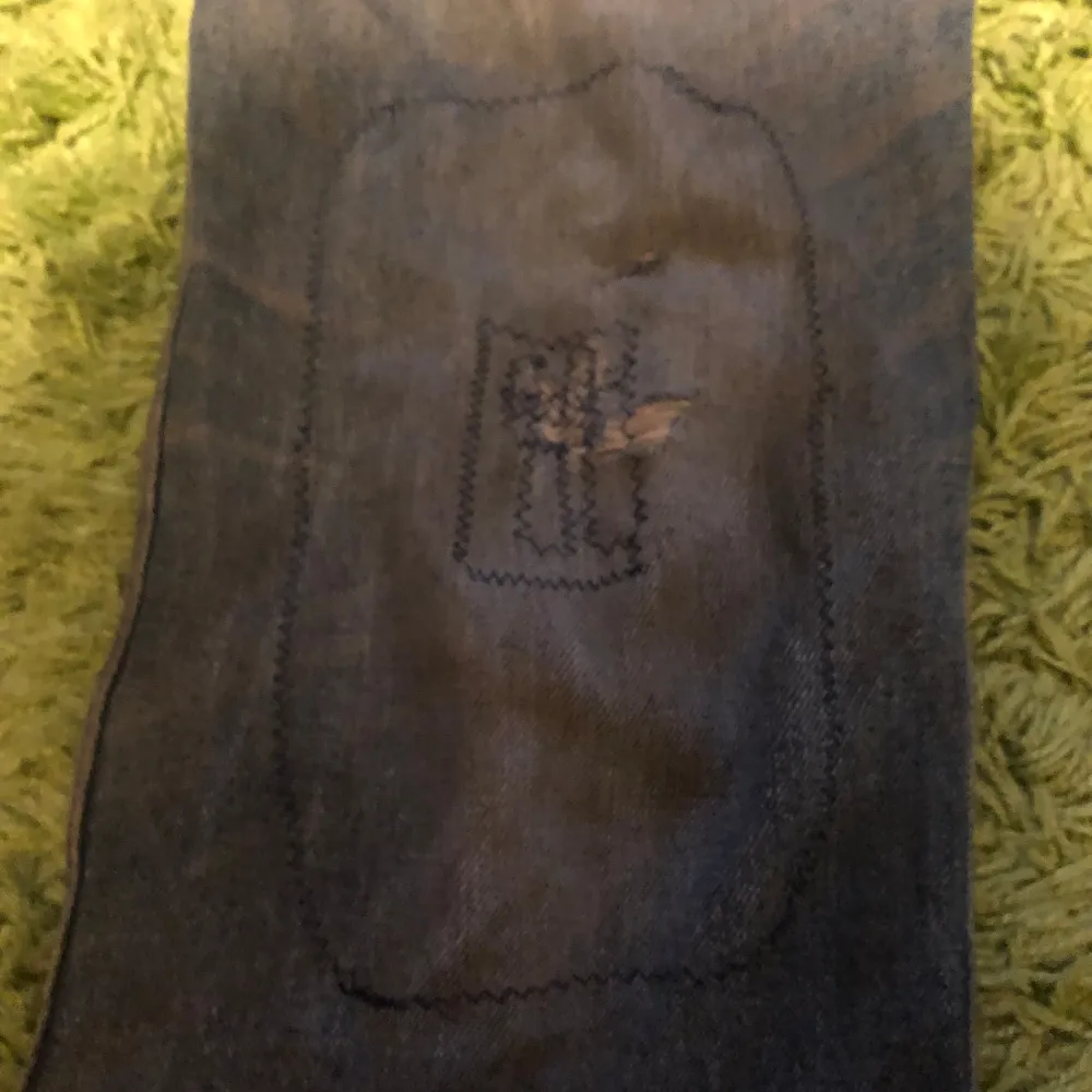 Ett par jätte fina bagge jeans från 90talet, tyvärr har dragkedjan och knappen på byxorna gått sönder. Och fickorna därframme har gått sönder🫶🏻kontakta gärna innan köp:). Farkut & Housut.