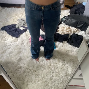 Lågmidjade bootcut jeans - Blå lågmidjade bootcut jeans från vero Moda i strl 34❤️använda Max 3ggr😋
