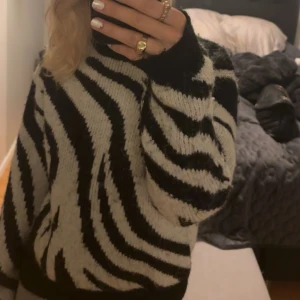 Stickad zebra tröja - En svart vit stickad tröja som är perfekt mot dom kallare tiderna då den är väldigt skön och håller värmen bra, superfin i tjockare matreal. Från Gina tonict storlek S