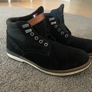 Tommy hilfiger mocka kängor - Säljer dessa skor för jag har växt ur dom👍 nypris: 1499 :- - bra skick Obs saknar skosnören!