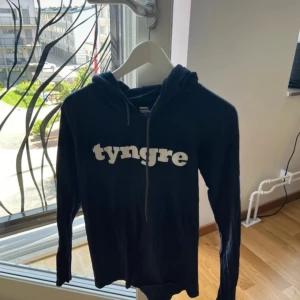 Träningströja Tyngre - Träningströja från tyngre med luva och snören. 