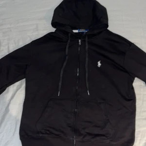 Polo zip up - Helt oanvänd, nypris 1999. Pris kan diskuteras vid snabb affär.