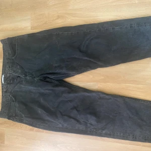 Only&Sons Onsavi Beam Crop Jeans - Svarta jeans köpta från zalando för ett par år sedan och som inte kommer till användning längre. Jättebra skick!