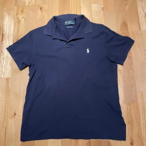 Ralph lauren piké - En marinblå ralph lauren piké i strl M men passar också S. Kan gå ner i pris vid snabb affär. Skicka iväg ett meddelande om du är intresserad!