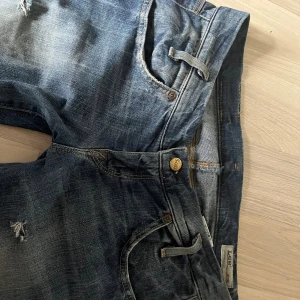 Lee jeans  - Låg midjade flared favorite jeans 💞💞jeans! Skulle säga att det är xs-s för de passar ej mig som är s-m. Som nya utan fläckar osv!  Mått: Midja 37-38 Längd 104  