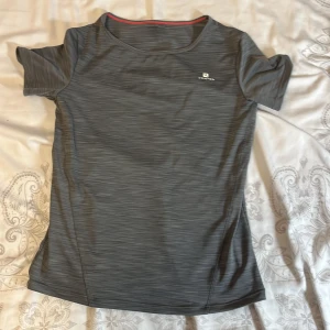 Grå träningstshirt - En snygg och bekväm grå träningstshirt som varken sitter löst eller tajt i storlek S 🩶