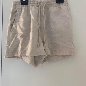 Beiga linne shorts - Jag säljer dessa shorts för att jag har inte haft någon användning av dem och har använts ett fåtal gånger och är i väldigt bra skick. Köparen står för frakten 