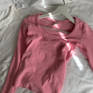 Rosa tröja från Nelly - Aldrig använd då den är för lång i ärmarna för mig! Annars jättefin figurnära tröja i XXS. Kan lämnas/hämtas i Karlskrona beroende på ställe.