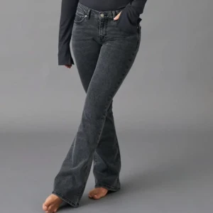Gina Tricot Jeans - Bilder lånade från Ginas hemsida 🩷 Jättesköna jeans som jag tyvärr blivit lite stora, annars i väldigt bra skick, inga hål, men tvättade ett par gånger så färgen är lite ljusare. Köpta för 500 kr