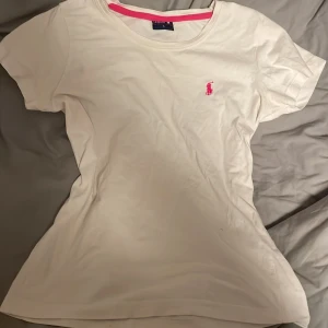 Ralph lauren tshirt - Fin ralph lauren tshirt i storlek  S men passar även xs med rosa ralph lauren tryck